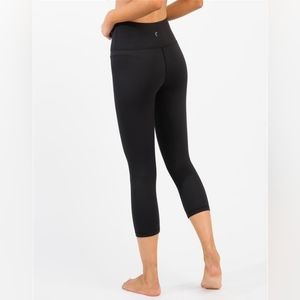 ZYIA ACTIVE Size 4 Light & Tight Hi-Rise Crop 17"